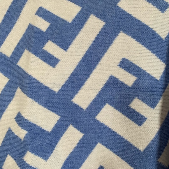 Wrap with sleeves - Picture 3 of 5